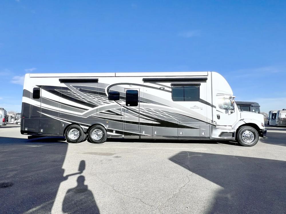 2023 Newmar Supreme Aire 4509 | Photo 2 of 38