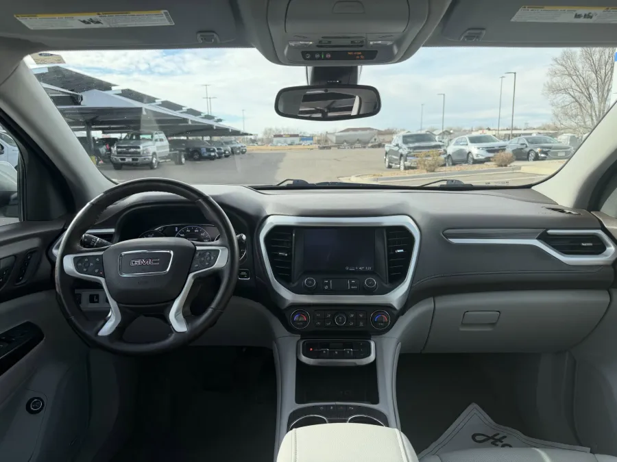 2023 GMC Acadia SLT | Photo 13 of 24