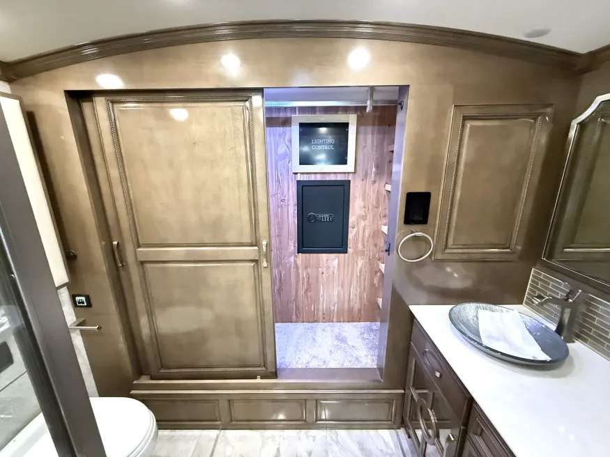 2023 Newmar Essex 4551 | Photo 19 of 34