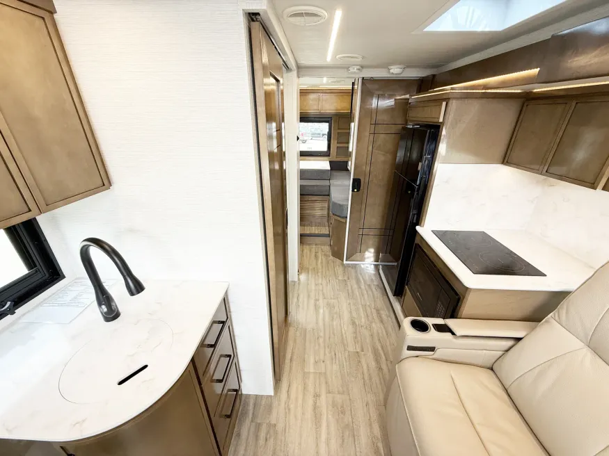 2027 Newmar Freedom Aire 2512 | Photo 4 of 25
