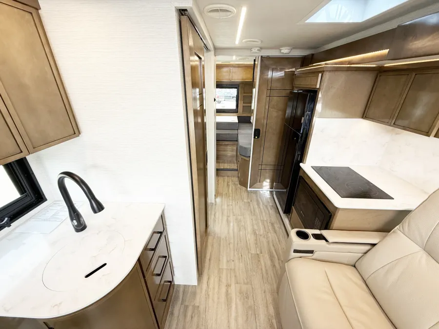 2027 Newmar Freedom Aire 2512 | Photo 4 of 25