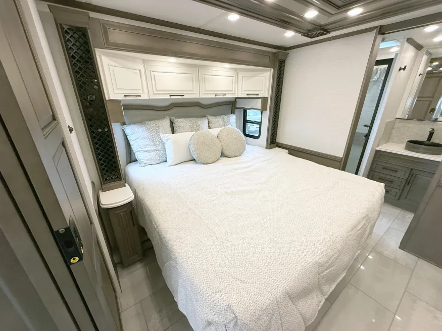 2026 Newmar Summit Aire 4505 | Photo 14 of 32