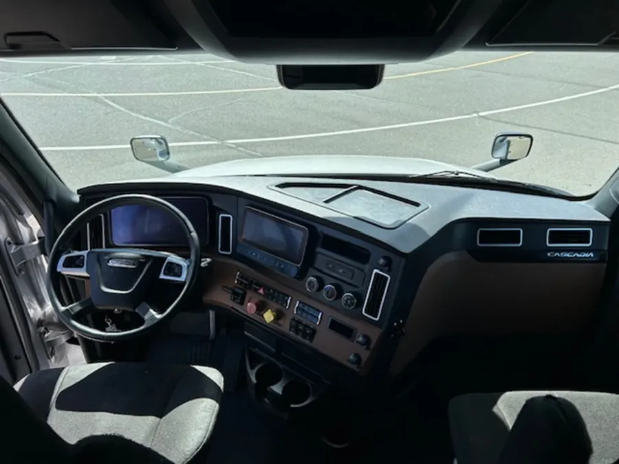 2022 Freightliner Cascadia 126 | Photo 20 of 24