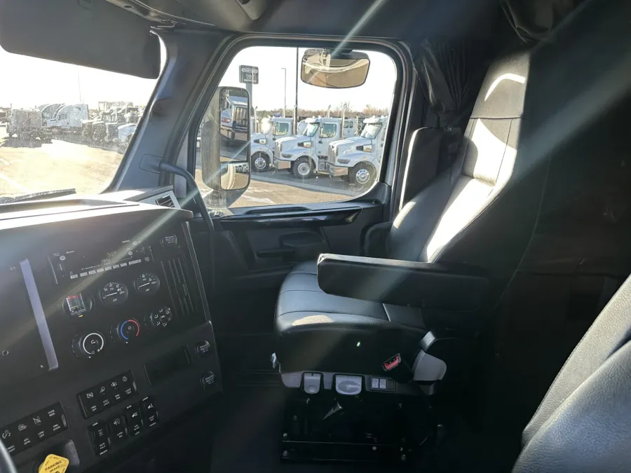 2023 Freightliner Cascadia | Photo 10 of 21