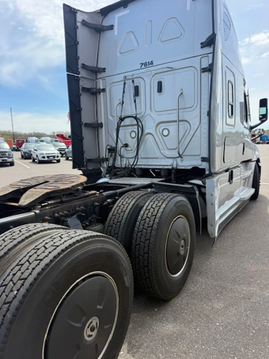 2020 Freightliner Cascadia | Photo 5 of 15