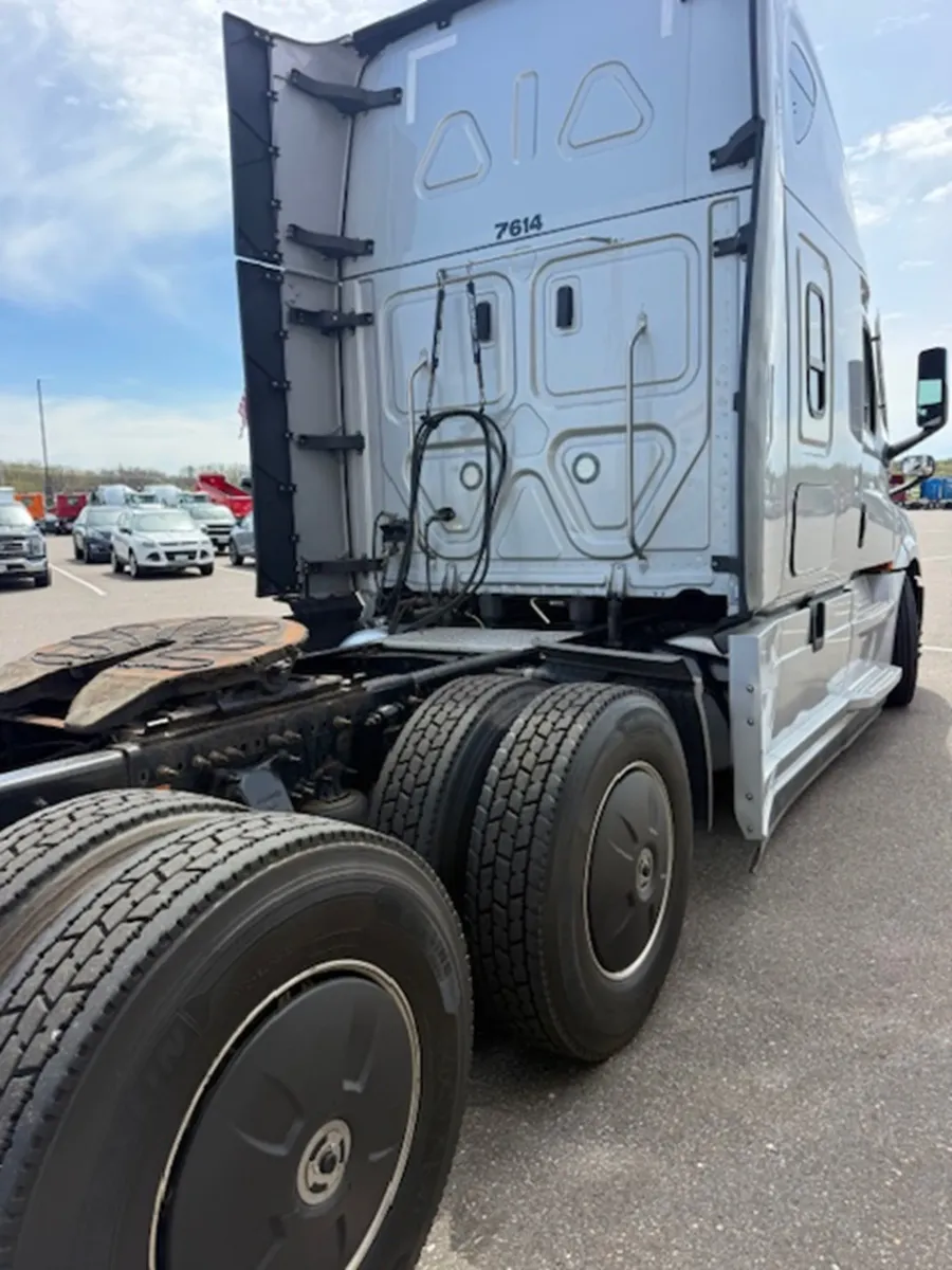 2020 Freightliner Cascadia | Photo 5 of 15