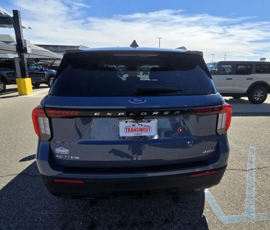 2025 Ford Explorer | Photo 7 of 30