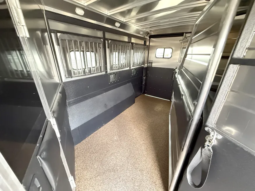 2025 Logan Coach Select 812 3HLQ | Photo 24 of 27