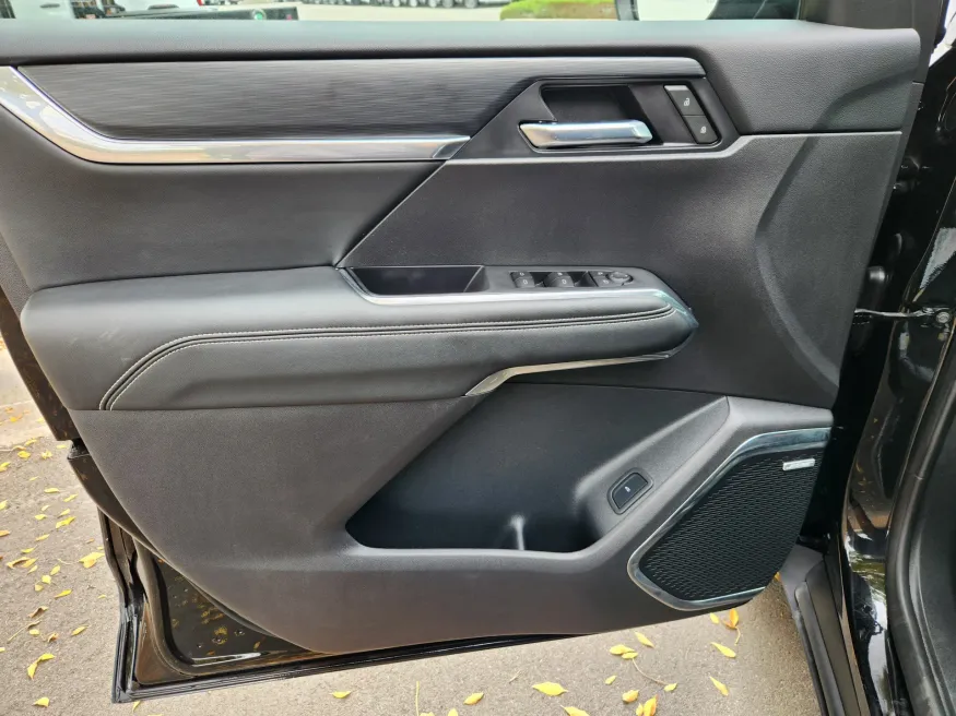 2025 GMC Acadia AWD Elevation | Photo 5 of 29