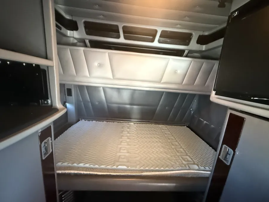 2023 Peterbilt 389 | Photo 9 of 12