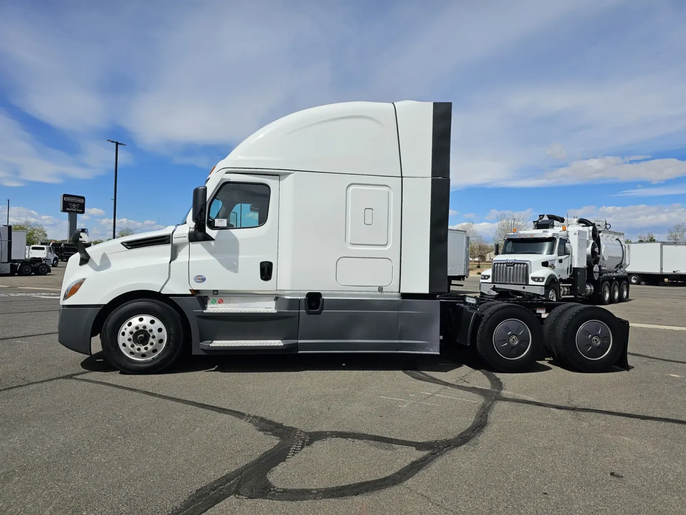 2024 Freightliner Cascadia 126 | Photo 4 of 23