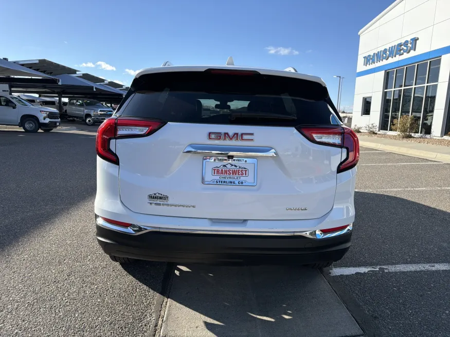 2024 GMC Terrain SLT | Photo 3 of 22
