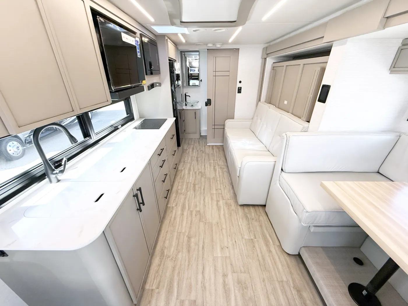 2026 Newmar Freedom Aire 2515 | Photo 4 of 23