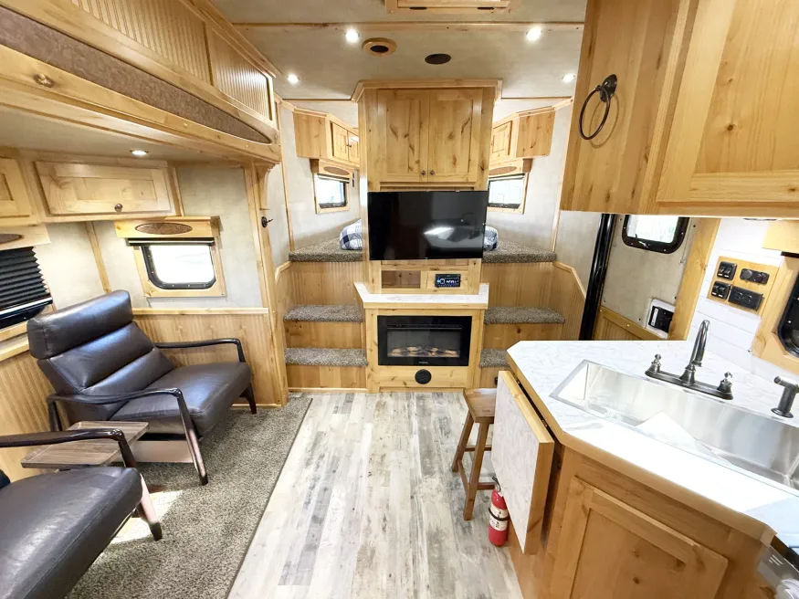 2025 Logan Coach Ultimate Sports Hauler | Photo 4 of 33