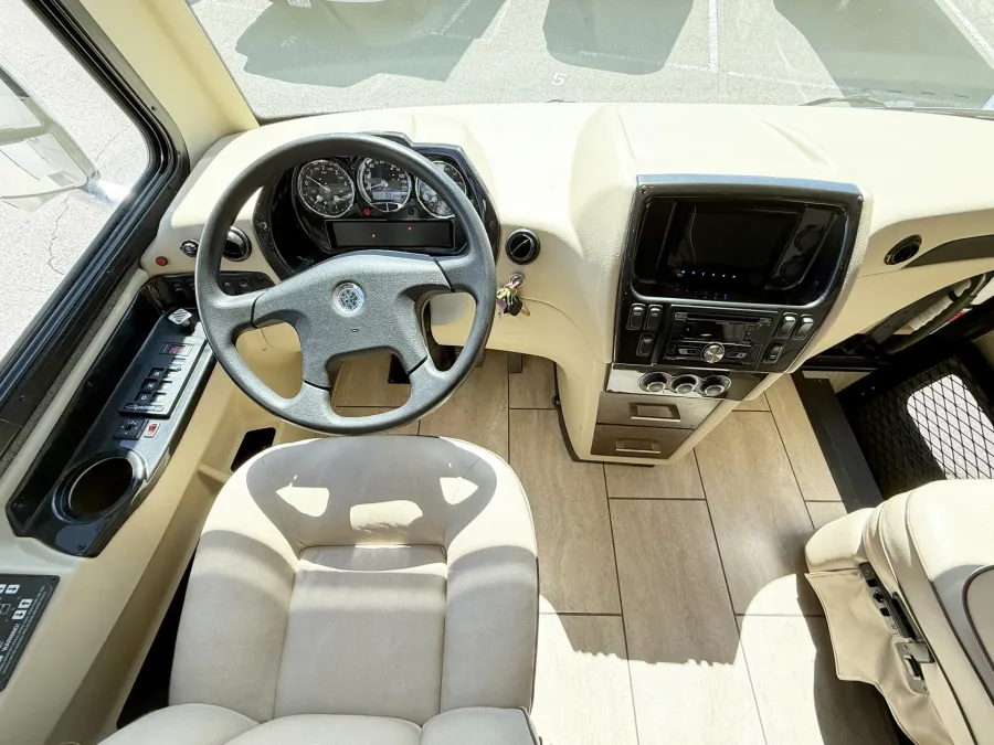 2017 Tiffin Allegro Breeze 32BR | Photo 6 of 27