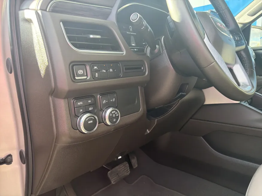 2024 GMC Yukon XL SLT | Photo 15 of 22