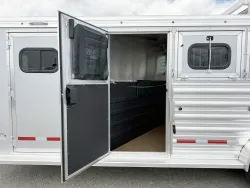 2026 Logan Coach Riot 4HGN | Thumbnail Photo 13 of 18