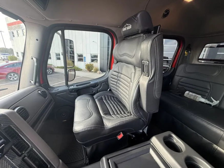 2023 Freightliner M2 106 Summit Hauler | Photo 16 of 19