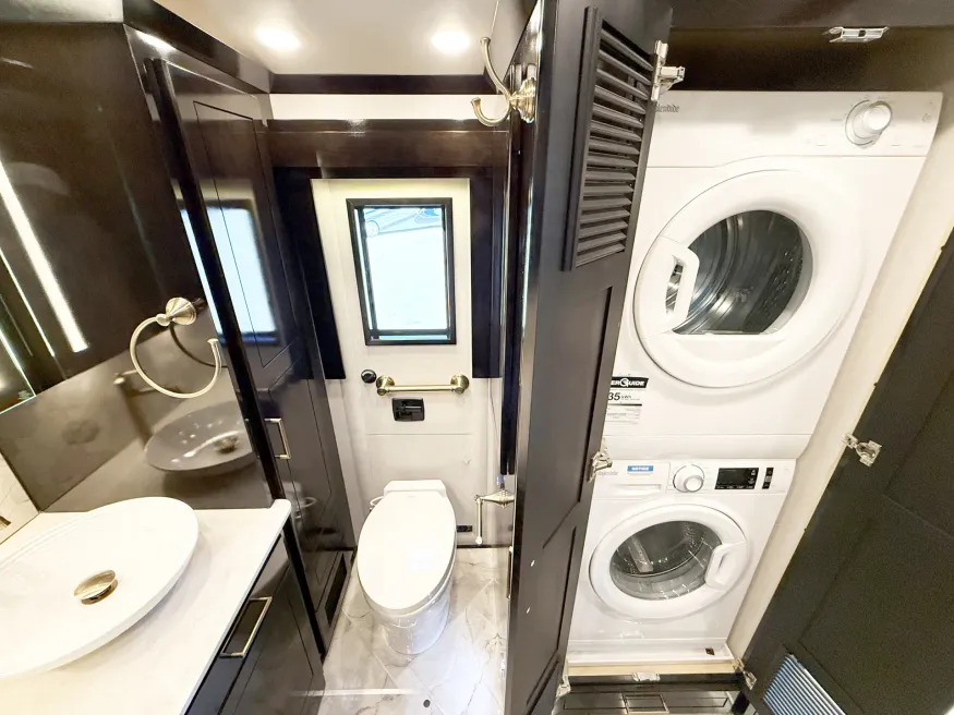 2027 Newmar Essex 4595 | Photo 18 of 31