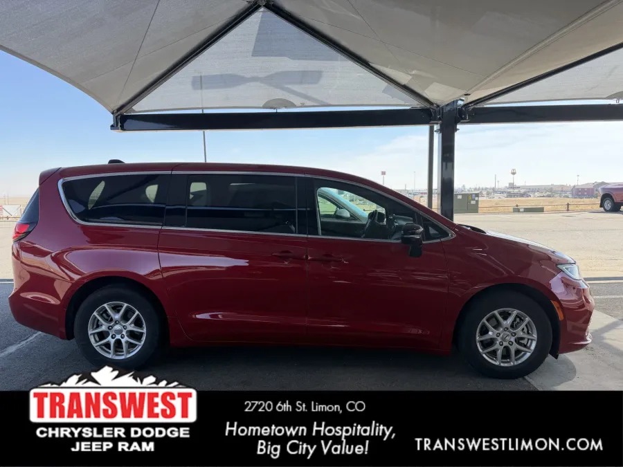 2025 Chrysler Pacifica Select | Photo 3 of 3