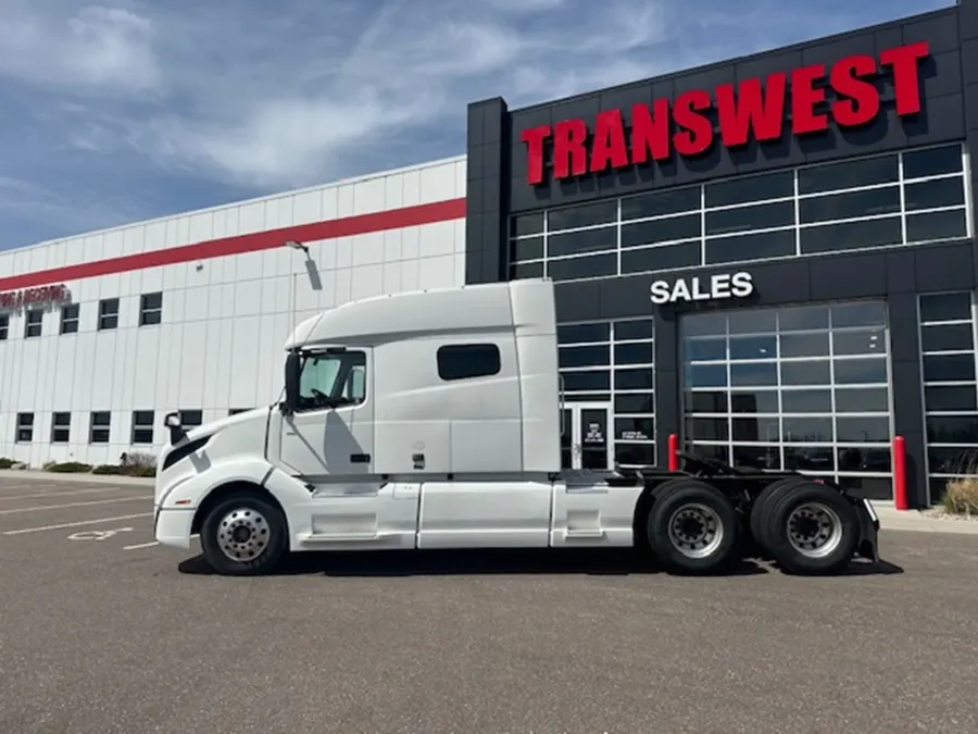 2022 Volvo VNL | Photo 5 of 16