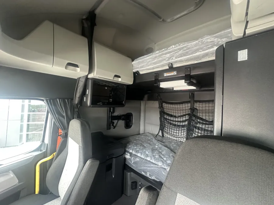 2020 Freightliner Cascadia | Photo 14 of 18