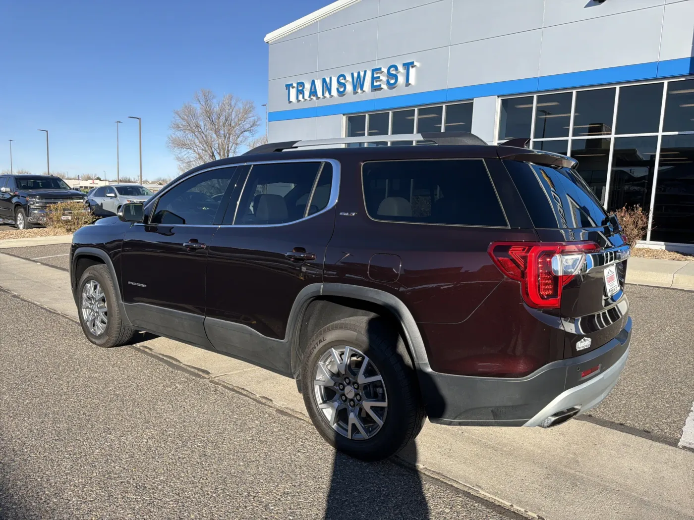 2021 GMC Acadia SLT | Photo 2 of 24