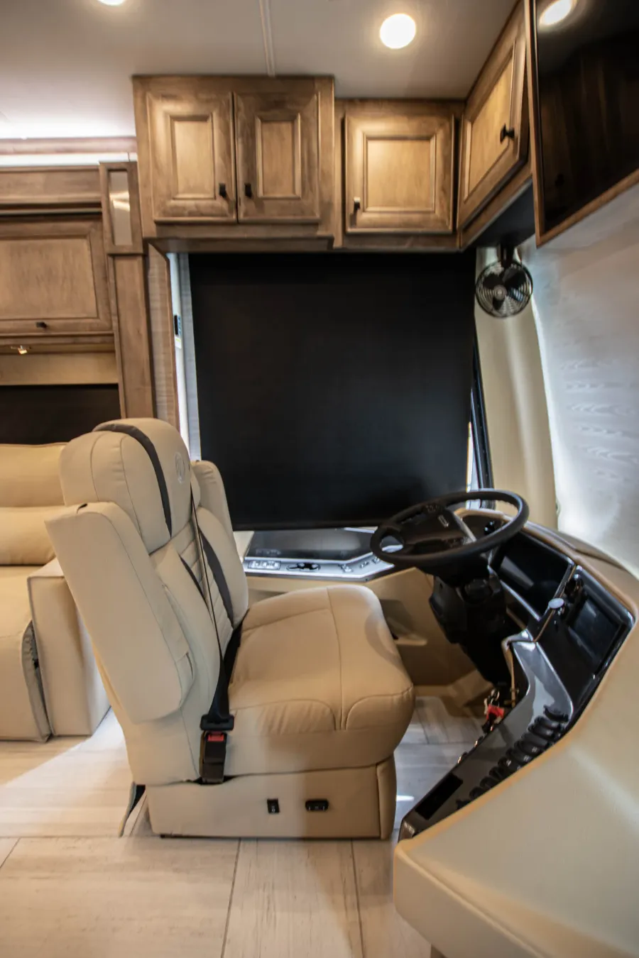 2026 Tiffin Phaeton 44OH | Photo 11 of 31