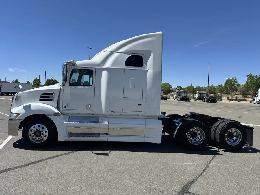 2022 Western Star 5700XE | Photo 8 of 22