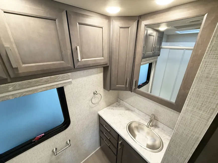 2023 Thor Inception 38MX | Photo 5 of 45