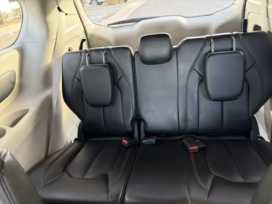 2023 Chrysler Pacifica Touring L | Photo 10 of 23