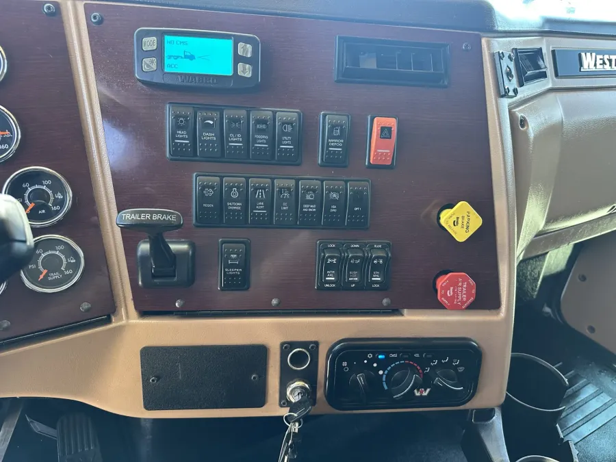 2022 Western Star 5700XE | Photo 12 of 22