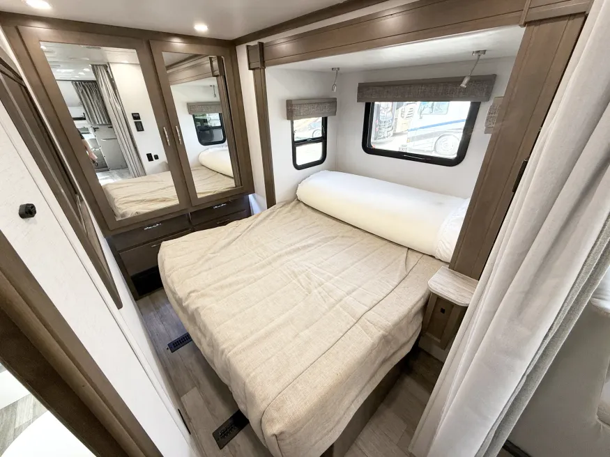 2025 Dynamax Isata 30FW | Photo 14 of 25