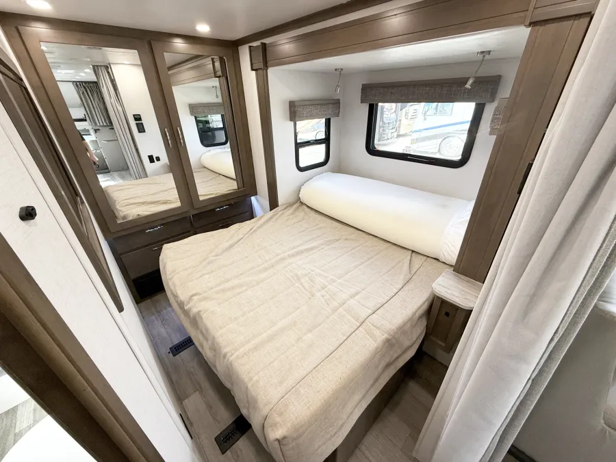 2025 Dynamax Isata 30FW | Photo 14 of 25