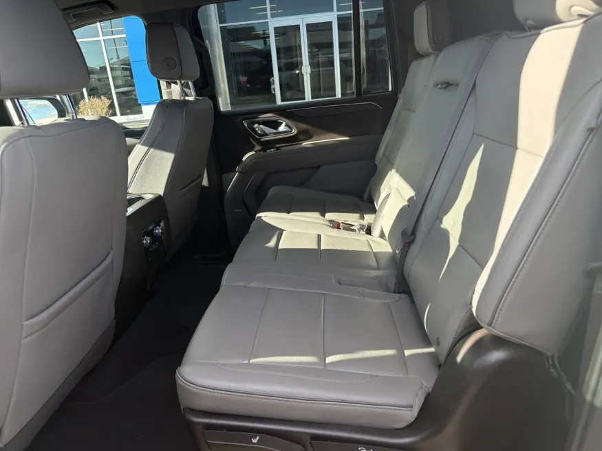 2024 GMC Yukon XL SLT | Photo 11 of 22