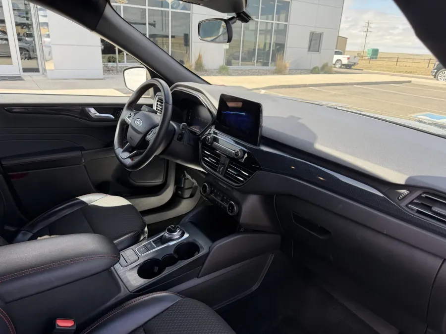 2024 Ford Escape ST-Line | Photo 13 of 24
