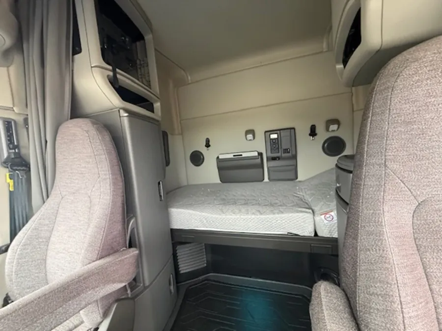 2022 Volvo VNL | Photo 11 of 11