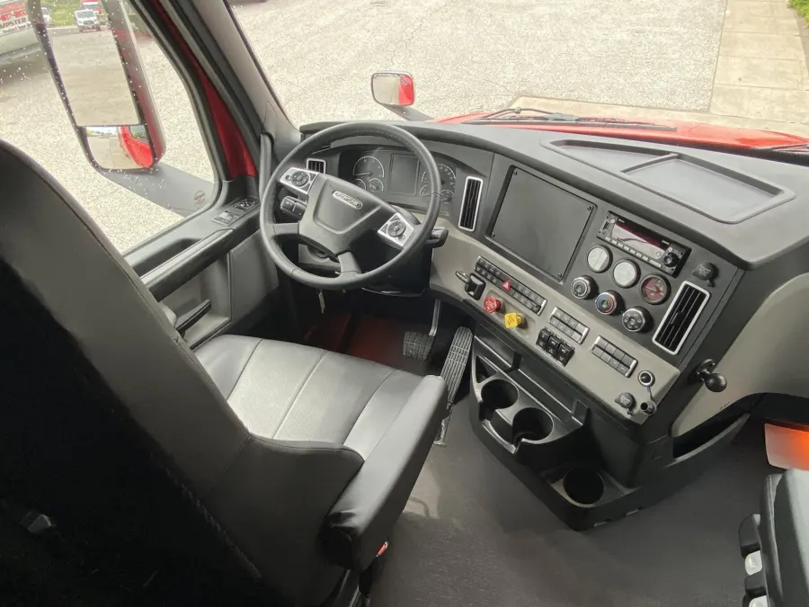2025 Freightliner Cascadia | Photo 14 of 18