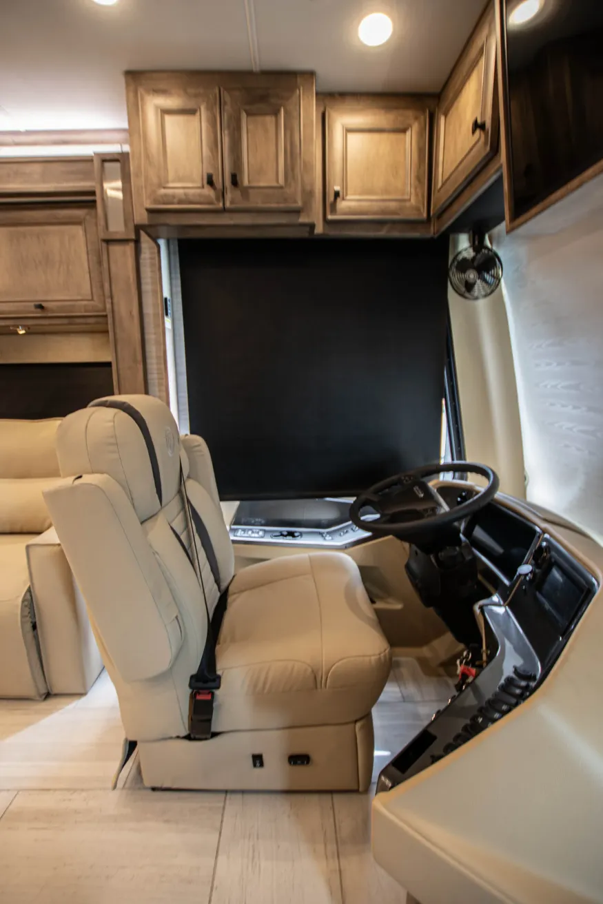 2026 Tiffin Phaeton 44OH | Photo 9 of 31