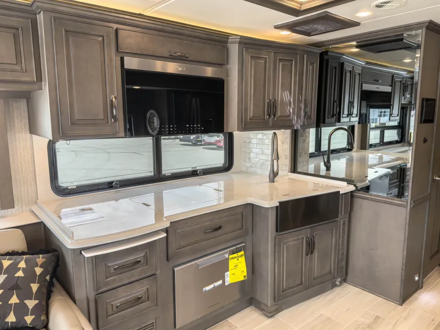 2026 Newmar Dutch Star 4369 | Photo 18 of 43