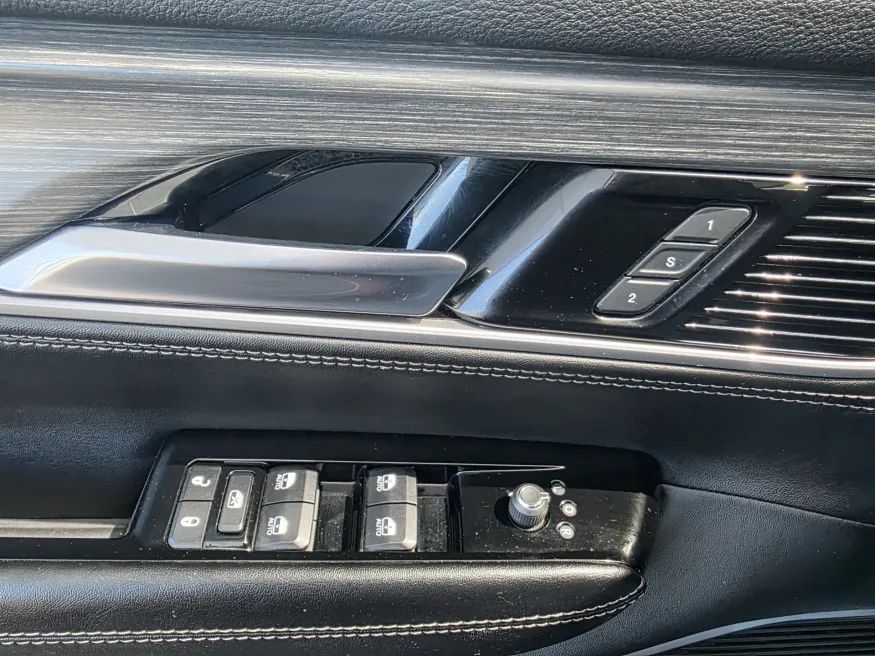 2023 Jeep Wagoneer L Series II | Photo 32 of 33