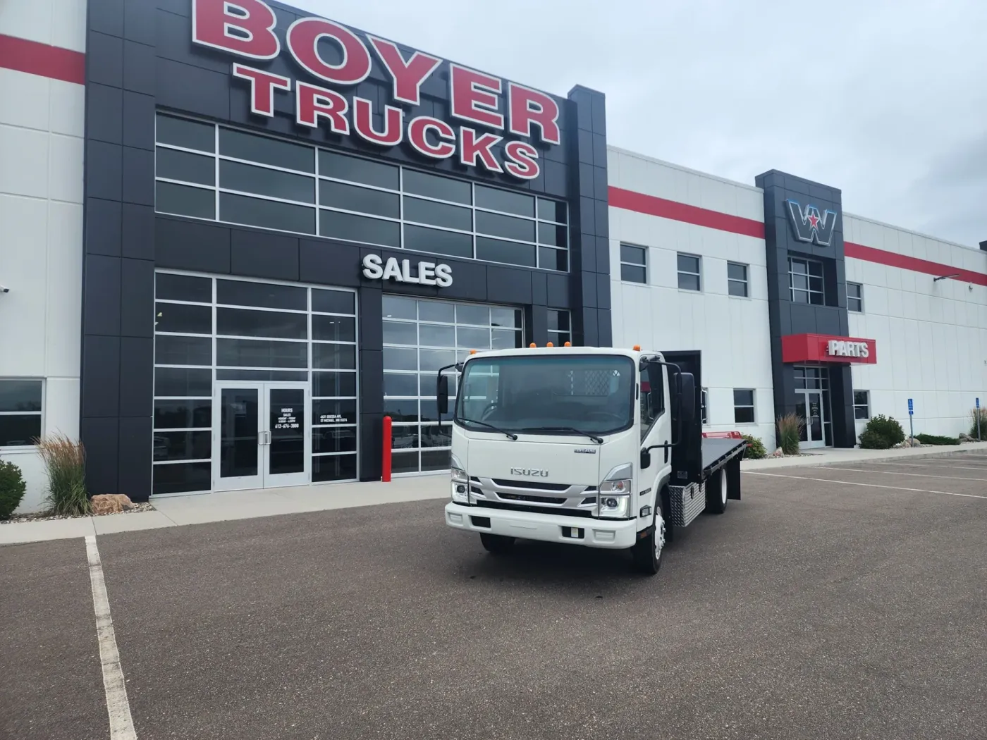 2025 Isuzu NRR GAS | Photo 2 of 9