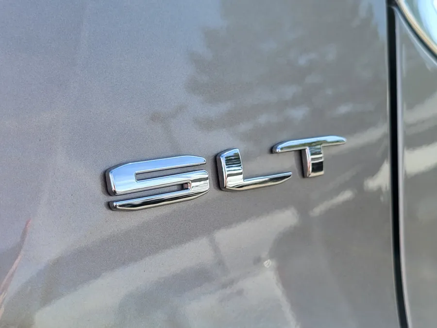 2023 GMC Acadia SLT | Photo 7 of 25