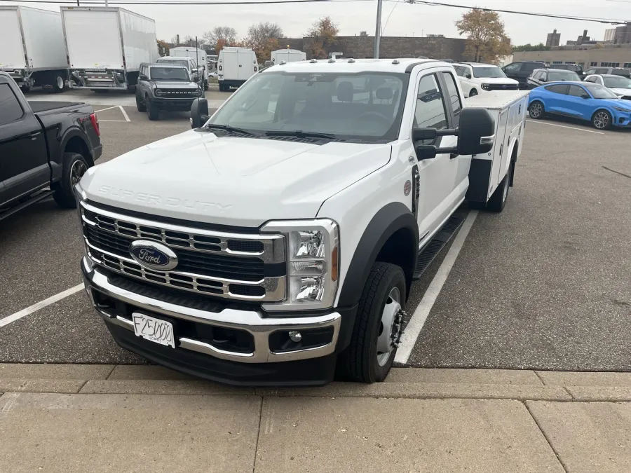 2025 Ford Super Duty F-550 | Photo 5 of 14