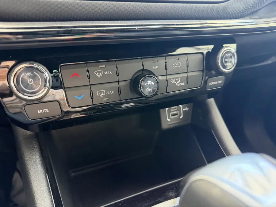 2026 Jeep Compass Latitude | Photo 15 of 18