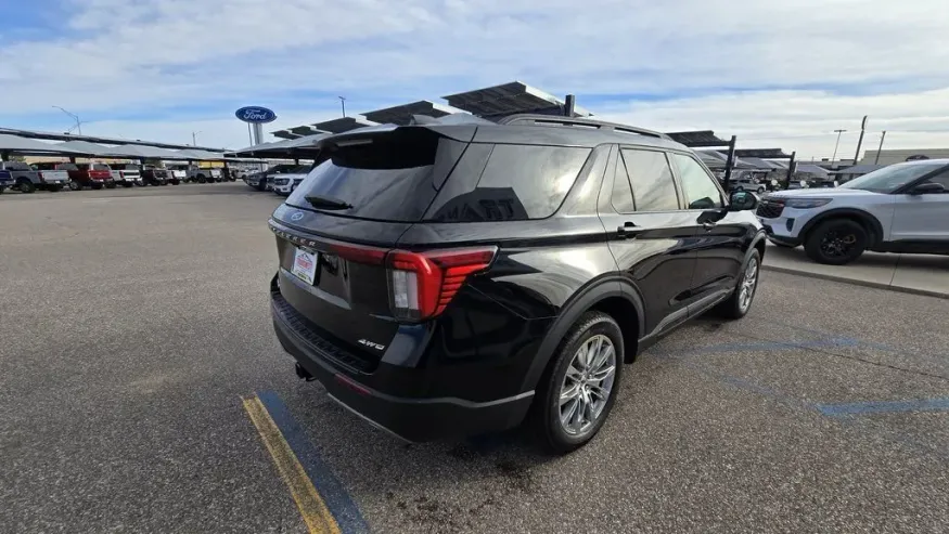 2026 Ford Explorer | Photo 5 of 32