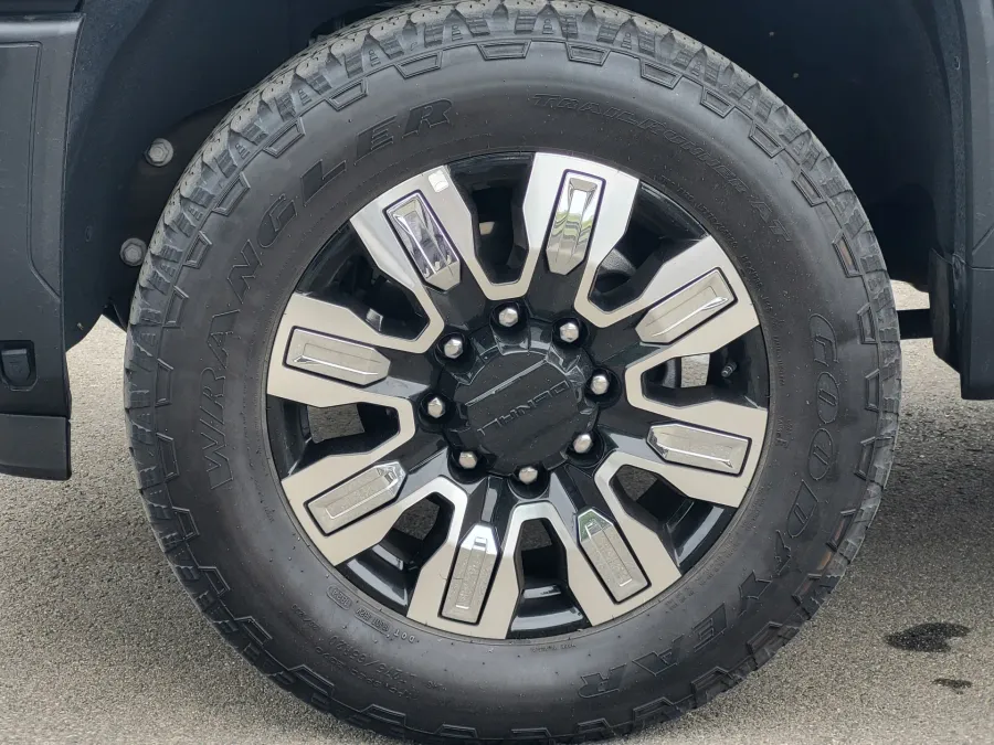 2024 GMC Sierra 2500HD Denali | Photo 9 of 25