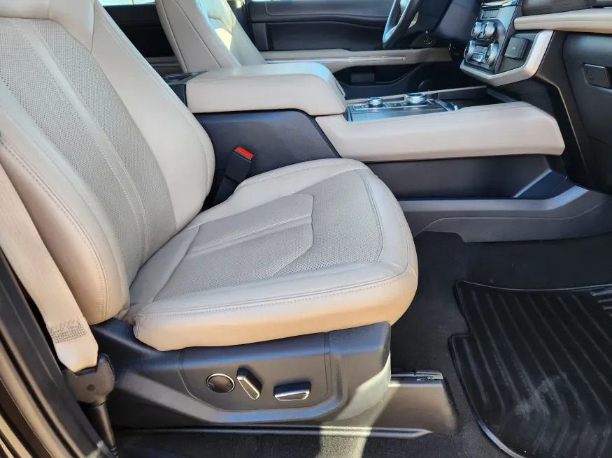 2023 Ford Expedition Limited | Photo 17 of 30