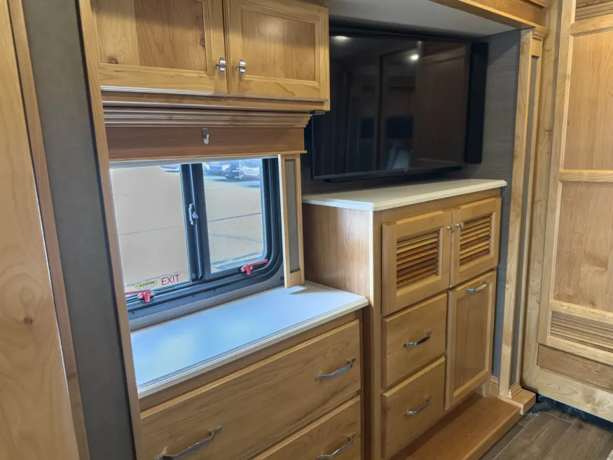 2022 Tiffin Allegro Red 33AA | Photo 25 of 40