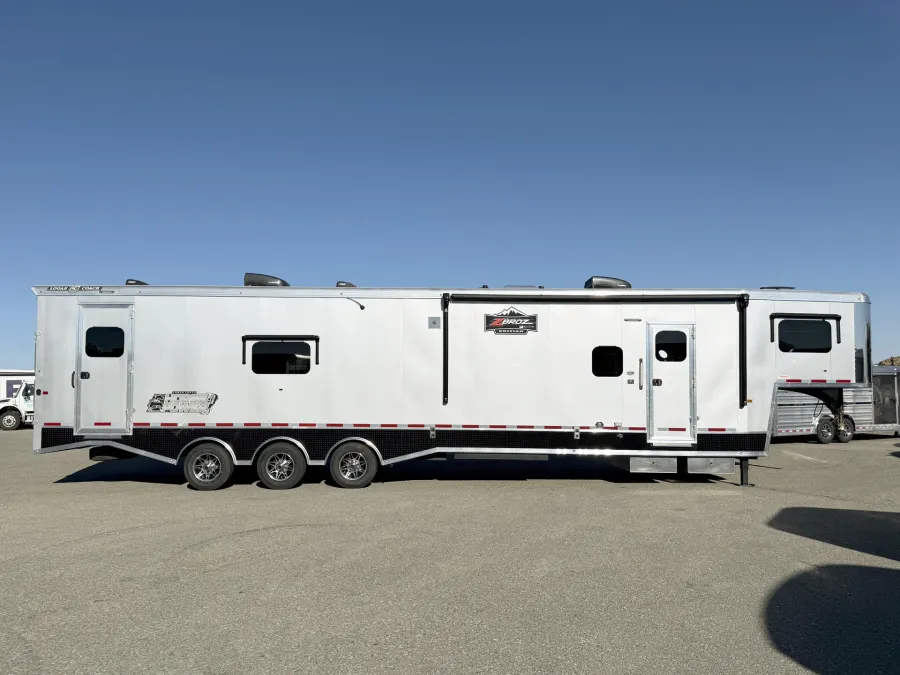 2025 Logan Coach Ultimate Sports Hauler | Photo 2 of 33